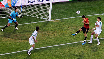 David Villa scoring his goal (Getty Images)
